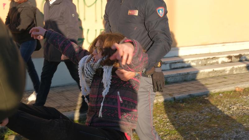 LA VIOLENZA POLIZIESCA SULLE DONNE A BRESCIA NON È UN FULMINE A CIEL SERENO